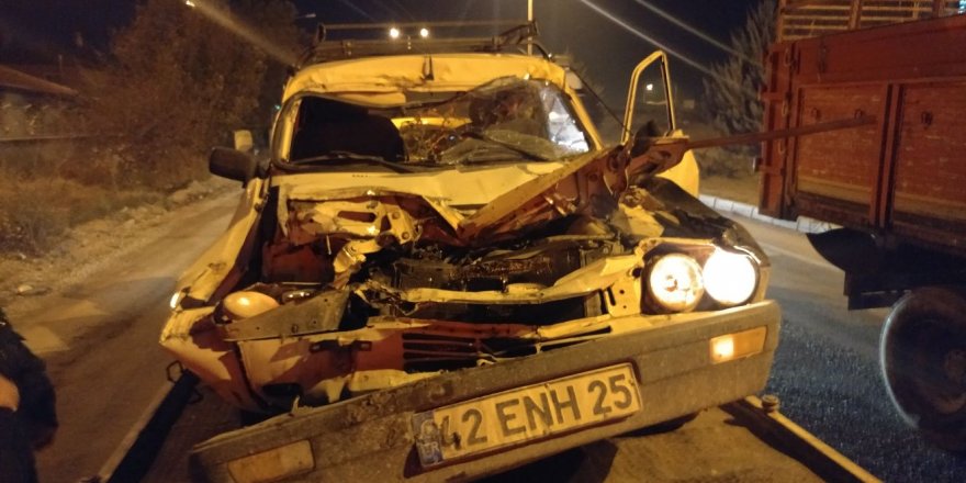 Konyada otomobil kamyona çarptı: 3 yaralı