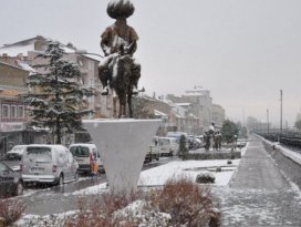 Akşehir’e yılın ilk karı yağdı