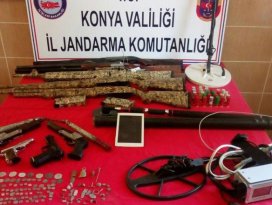 Definecilerin evinden tarihi eserler ve silahlar çıktı