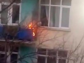 Yangını pencereden su döküp söndürdü