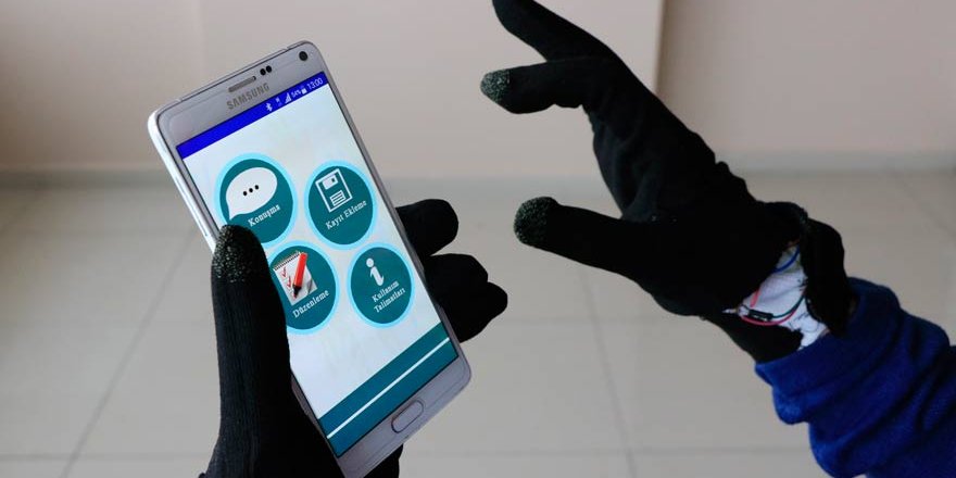 İşitme engelliler mobil eldivenle konuşacak