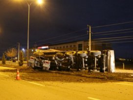 Karamanda devrilen tır yolu trafiğe kapattı