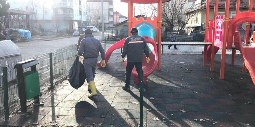 Beyşehir’de parklarda temizlik çalışmaları sürüyor
