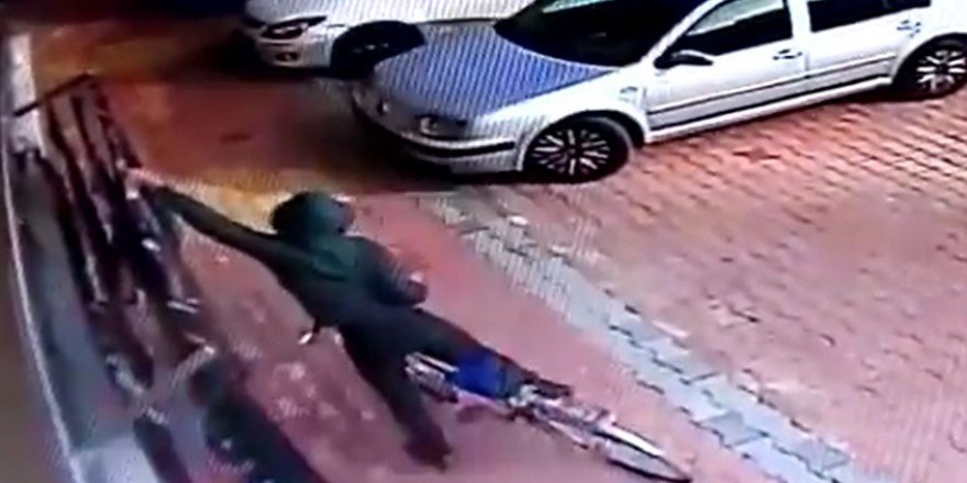Çocuk hırsız balkondan elbise çaldı