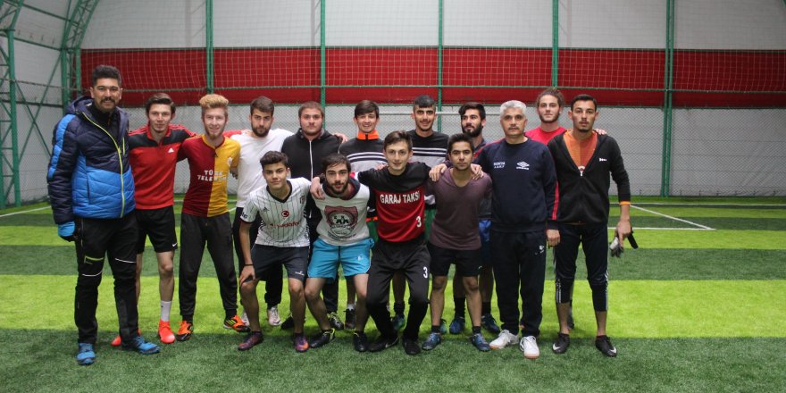Başkanı Gün,öğrencilerle futbol maçı yaptı