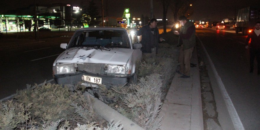 Akollü sürücü otomobille, aydınlatma direğine çarptı