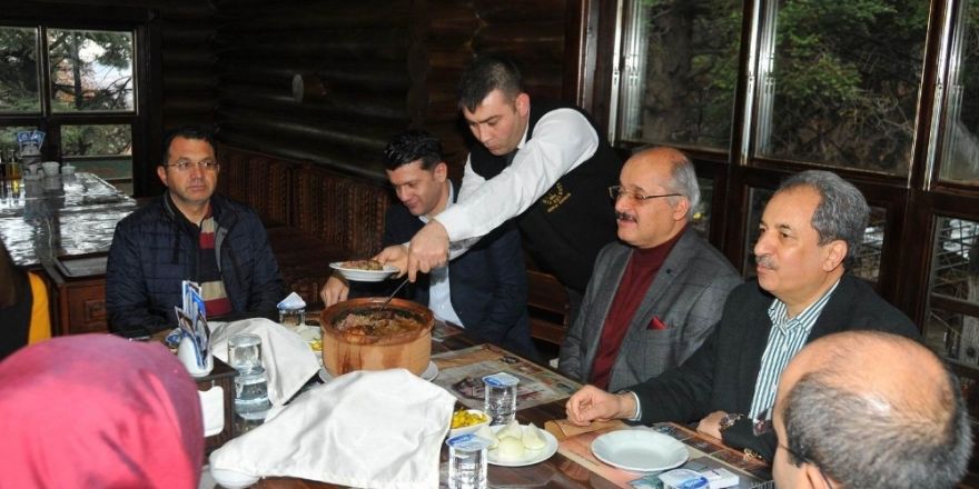 Başkan Akkaya’dan, ilçe protokolüne herse ikramı