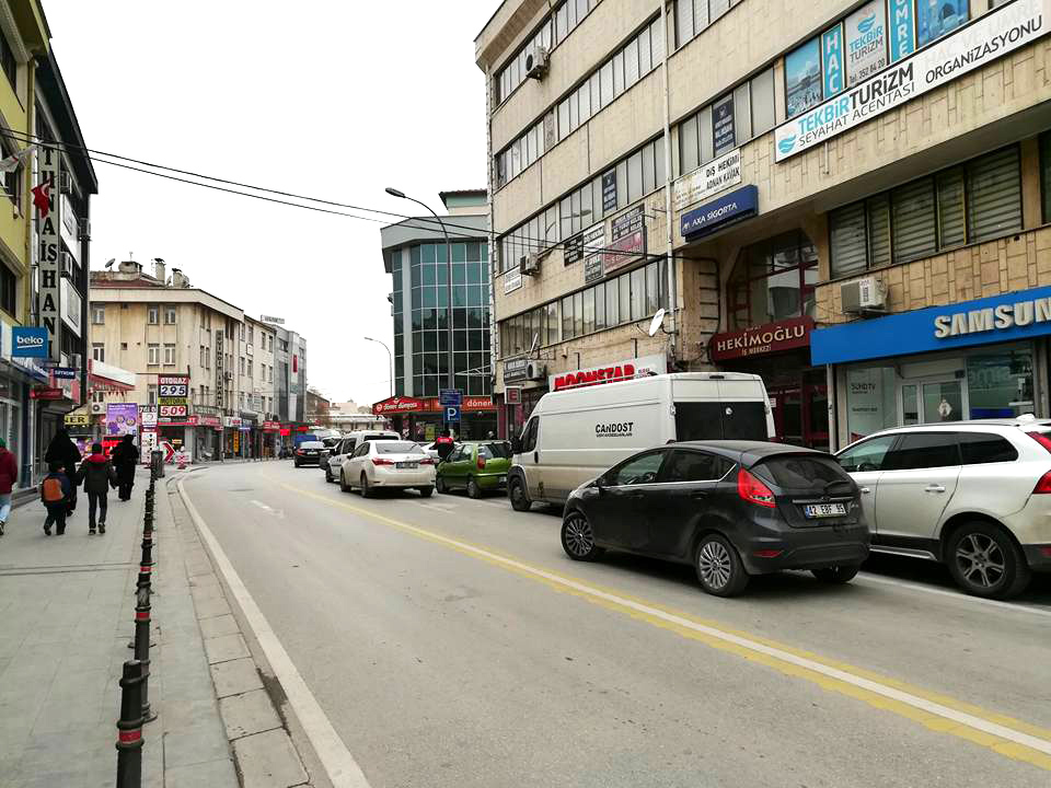 Konyada yol ortasını otopark yaptılar!