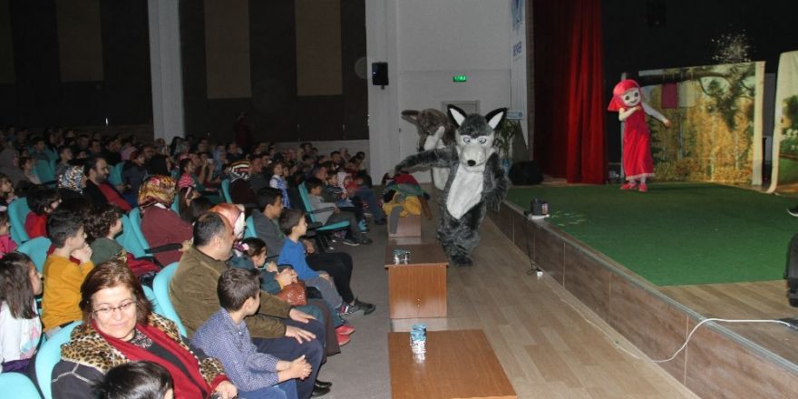 Beyşehir’de müzikli tiyatro oyunu sahnelendi