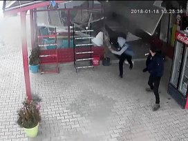 Konyada asma tavan müşterilerin üzerine çöktü!