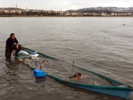 Şiddetli fırtına, göl kıyısındaki balıkçı teknesini batırdı