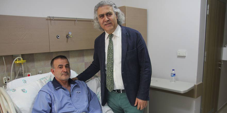 Diz protezi yerine eklem koruyucu yöntemle yürüdü