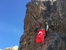 “Zeytin dalına” destek için tırmandılar
