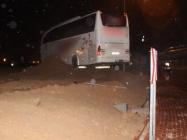Yolcu otobüsü kavşaktaki toprağa saplandı