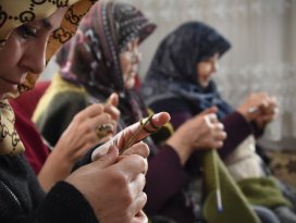 Afrindeki Mehmetçiğe el emeği kışlık giysi
