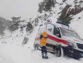 Ambulansı belediye ekipleri kurtardı