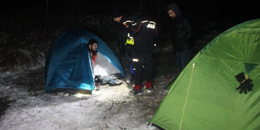 Konyada ailelerinin ulaşamadığı öğrenciler, arazide çadırda uyurken bulundu