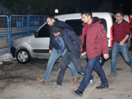 Hırsızlıktan aranırken suçüstü yakalandı