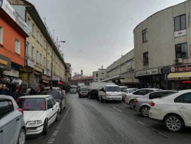 Konya’da yolun ortasına park!