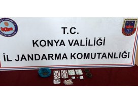 Evinde uyuşturucu haplarla yakalandı