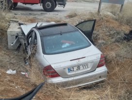 Kontrolden çıkan otomobil menfeze çarptı
