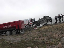 Belediyeye ait kamyon ile otomobil çarpıştı
