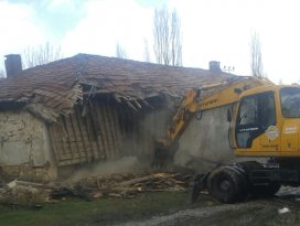 Seydişehir Belediyesi metruk binaların yıkımına devam ediyor