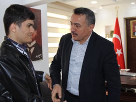 Başkan Mehmet Tutal, engelli Hasan Bakıma verdiği sözü tuttu