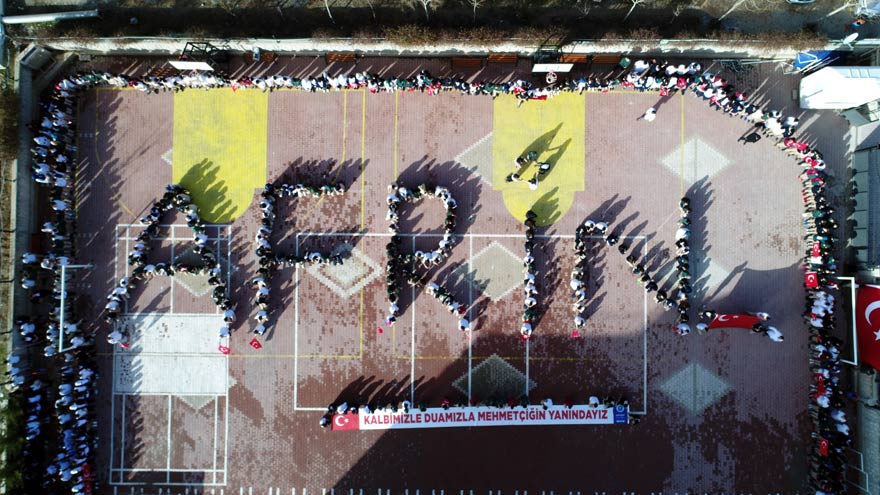 Öğrencilerden Afrin koreografisi