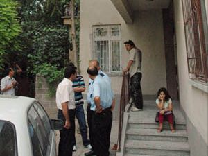 Balkondan düşen çocuk yaşam savaşı veriyor.