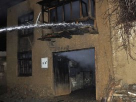 Sobadan çıkan yangın 3 evi kül etti