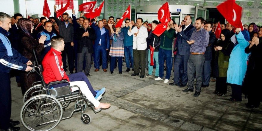 Kahraman gaziye belediyede coşkulu karşılama