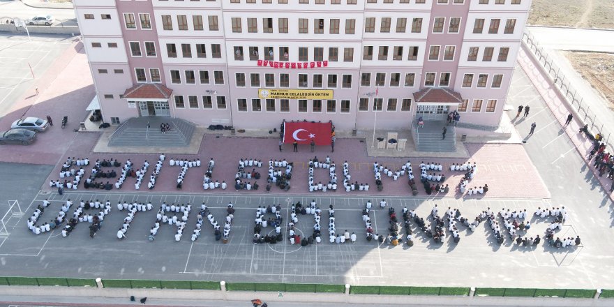 Bedenleriyle Şehitler ölmez vatan bölünmez yazdılar
