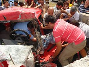 Kaza yapan genç aracında sıkıştı