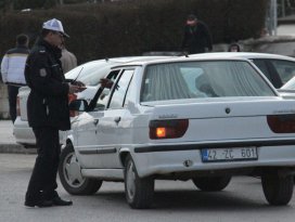 Cep telefonuyla konuşan sürücülere ceza