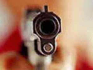 Gazete sahibi kurşun yağdırdı