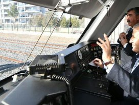 Bakan Arslan hızlı tren kullandı