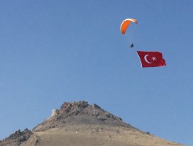 Mehmetçike destek için gökyüzünde bayrak açtılar