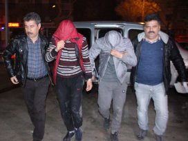 Hamburgerciden para çaldılar, 5 dakikada yakalandılar
