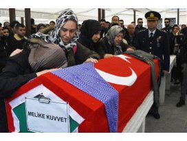 Özel jetin ikinci pilotu Melike Kuvvet, giyemediği Binbaşı tulumu ile uğurlandı