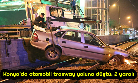 Konyada otomobil tramvay yoluna düştü: 2 yaralı