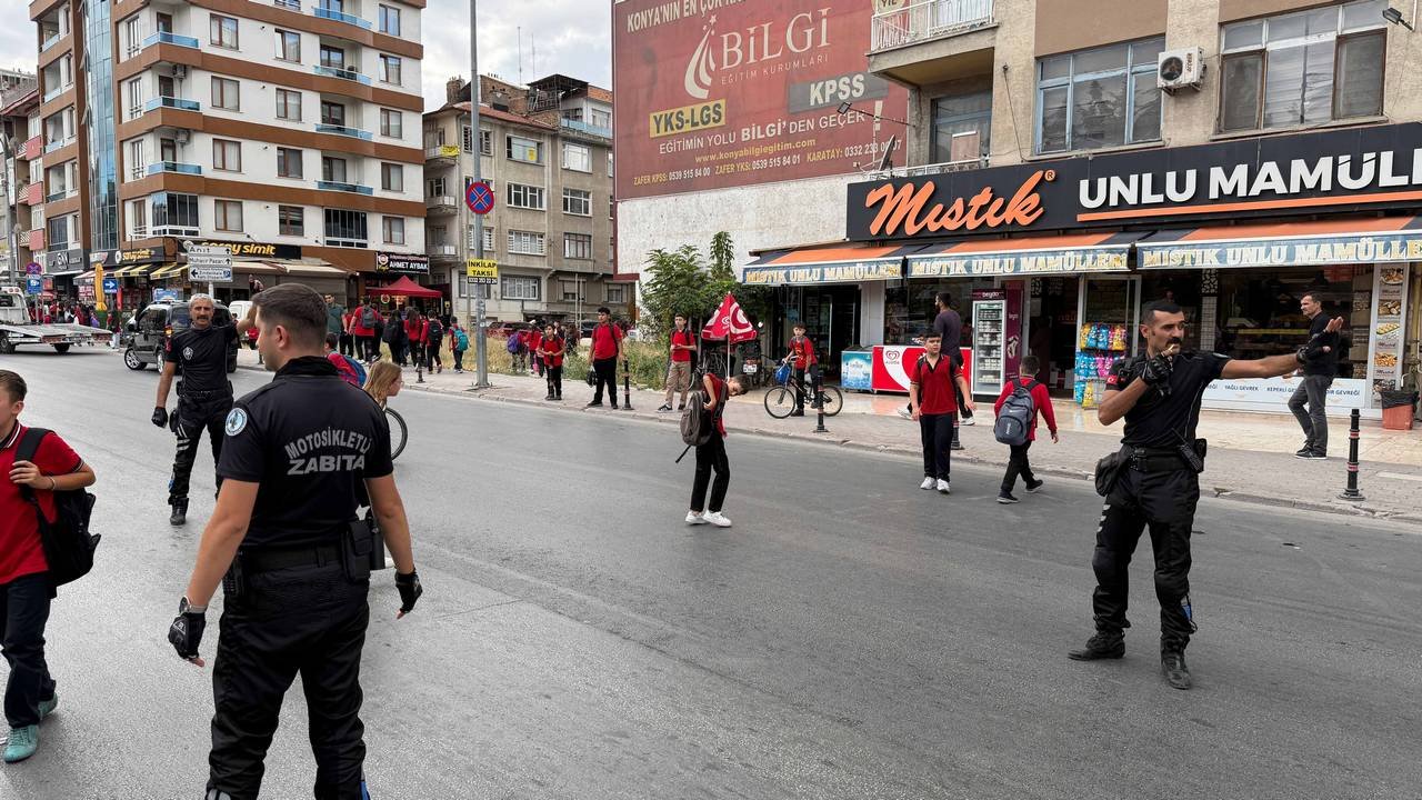 konya-da-okul-onlerinde-guvenli-gecis-nobeti-ogrencilere-tam-destek-8.jpg